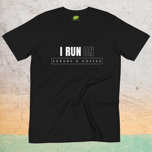 T-Shirt Écologique à col rond - I run on scrubs & coffee